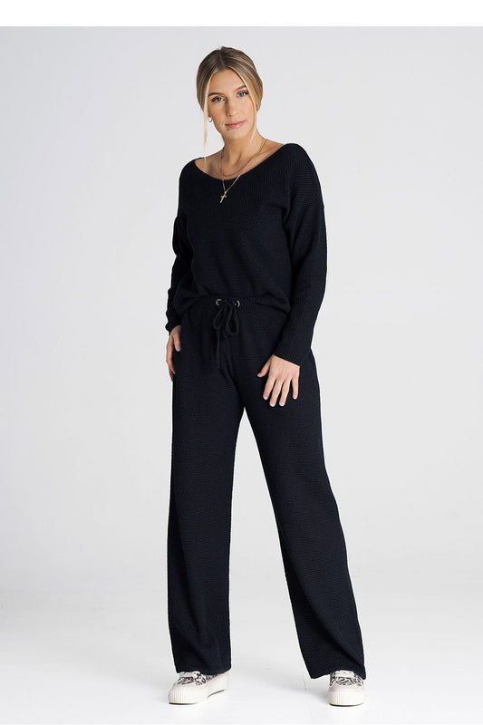 A one-size-fits-all set consisting of a long-sleeved sweatshirt and long loose pants tied at the waist. Acrylic 50% and Cotton 50%. Colour: Black.