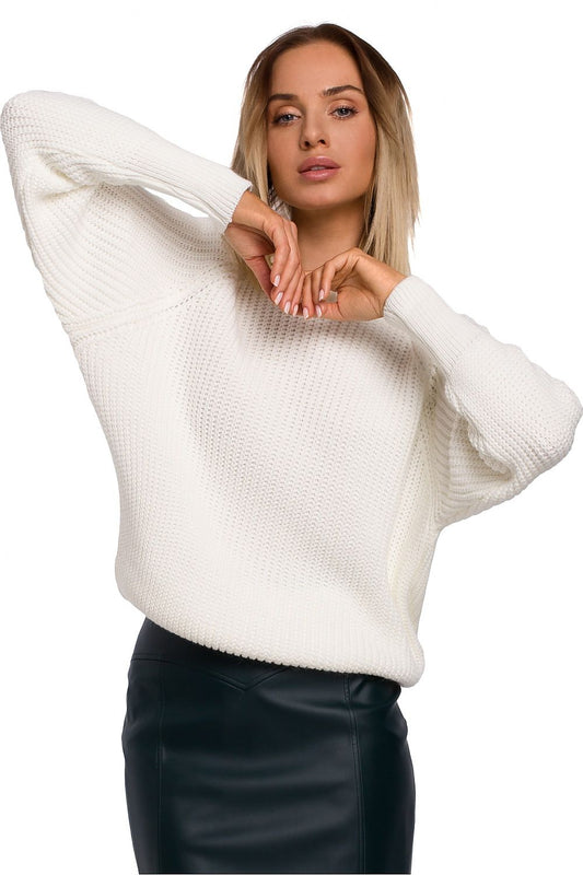 Timeless white sweater with ribbed knit and wide sleeves. A perfect addition to your various everyday outfits.