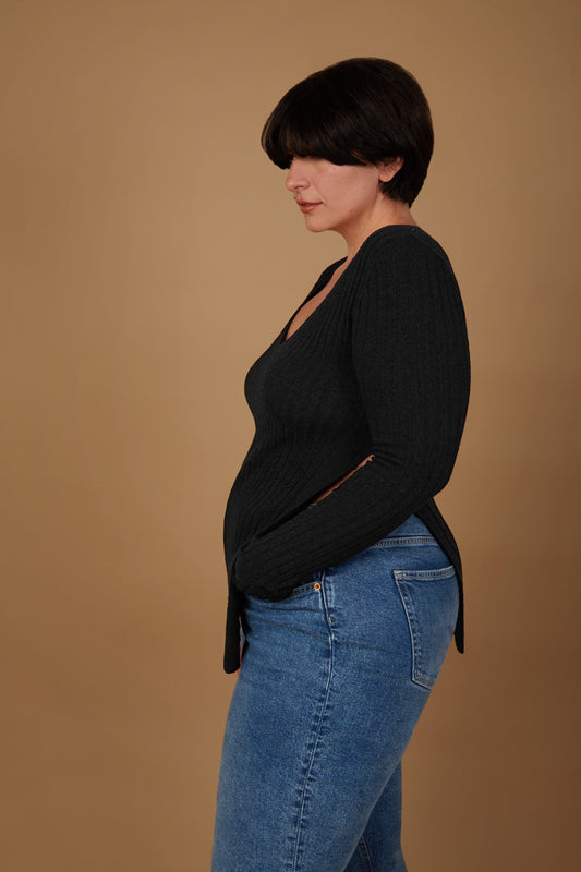 The Saffo, named after the famous Greek poetess, Sappho, is an ode to women. This sweater, with its V-neck and diagonal side slit, enhances the waistline and creates a beautiful geometric effect.