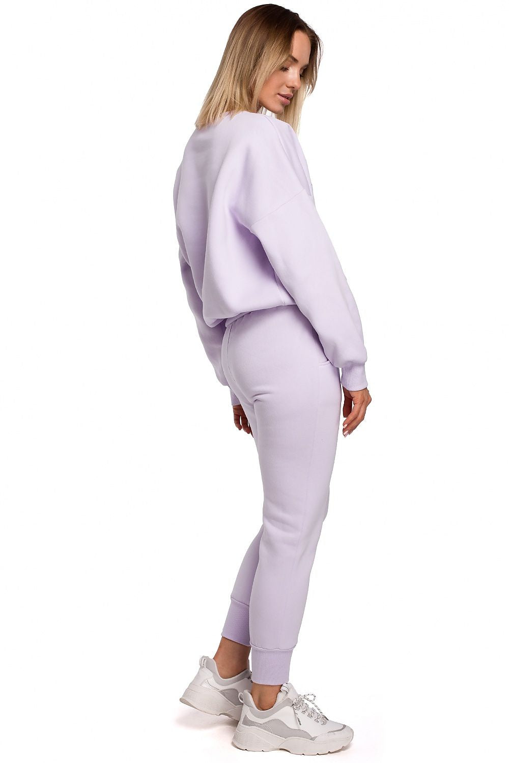 A classic of the sporty genre, sweatpants on elastic, with pockets and cuffs at the bottom of the legs. Colour: violet.