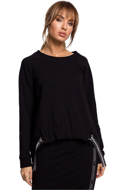 An everyday pitch-black sweatshirt with an asymmetrical bottom, shorter at the front and longer at the back, adorned with decorative logo piping.